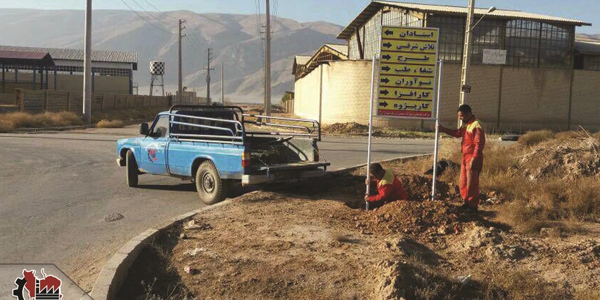 نصب تابلو راهنمای مسیر در بلوار تلاش