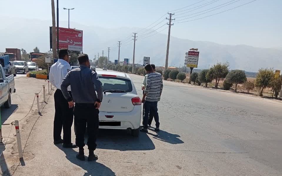 کشف دهها کیف زنانه از خودروی مظنون؛ همکاری انتظامات شرکت خدماتی با پلیس امنیت، منجر به دستگیری سارق سابقهدار شد