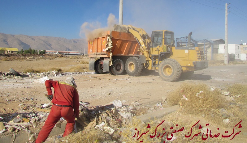 بارگیری و جمع آوری ناخاله های صنعتی در قسمت کارگاهی+عکس