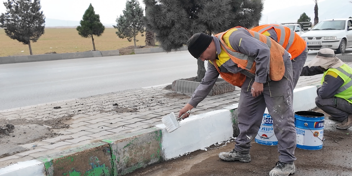 بهسازی سیمای شهرک صنعتی شیرار در آستانه سال نو؛ جداول و معابر اصلی با تلاش شبانهروزی رنگآمیزی شد