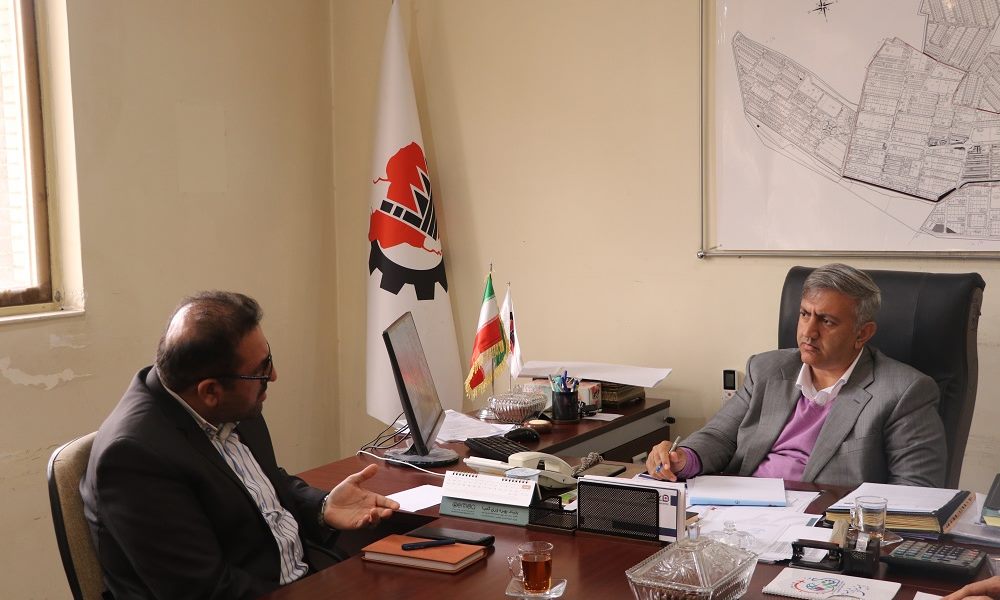 نشست مدیرعامل شرکت خدماتی با معاون فنی و بازرگانی اداره کل شرکت پست فارس جهت استقرار شرکت پست در شهرک صنعتی بزرگ شیراز