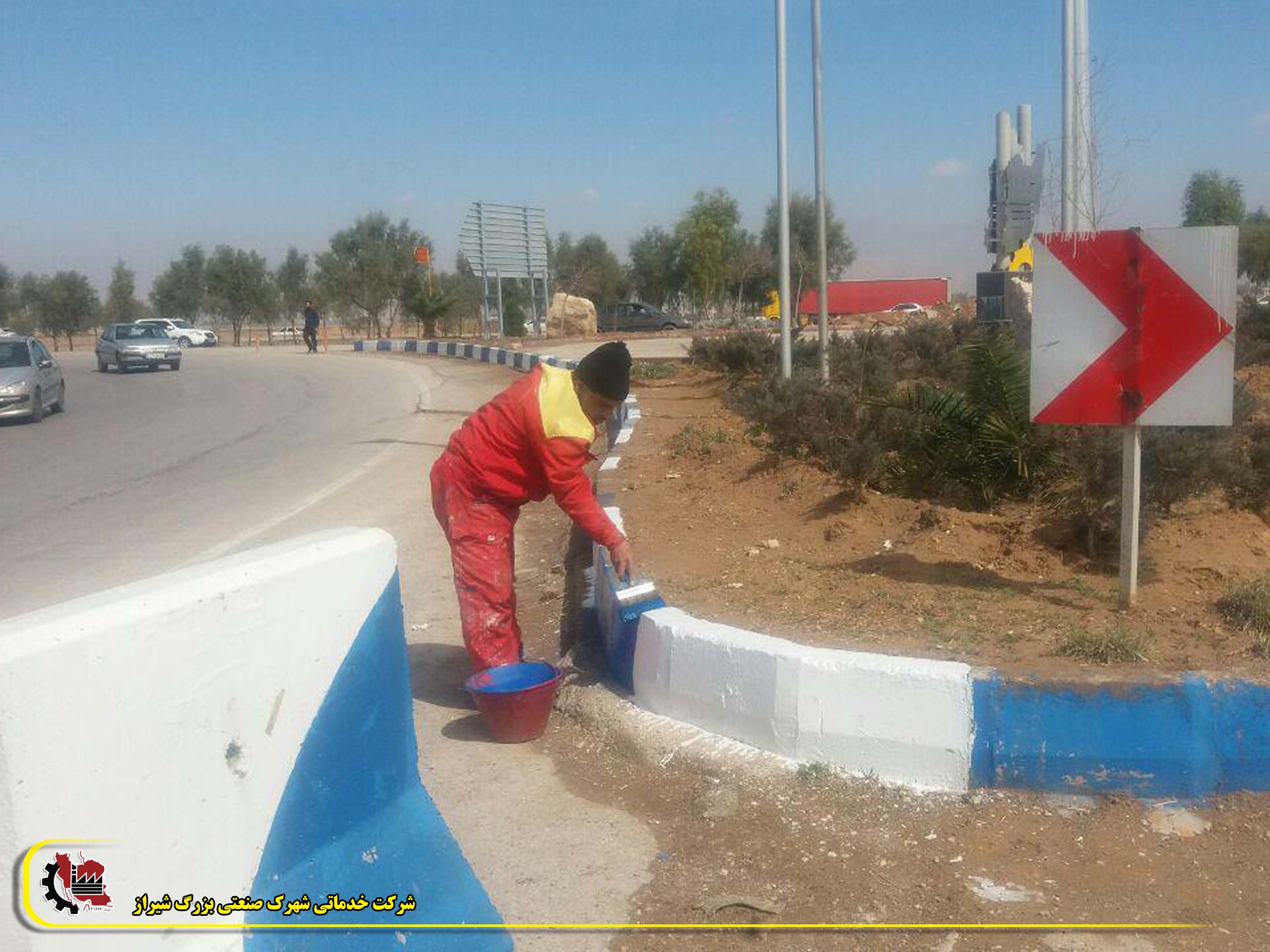 رنگ آمیزی جداول در بلوار شهدای کارگری