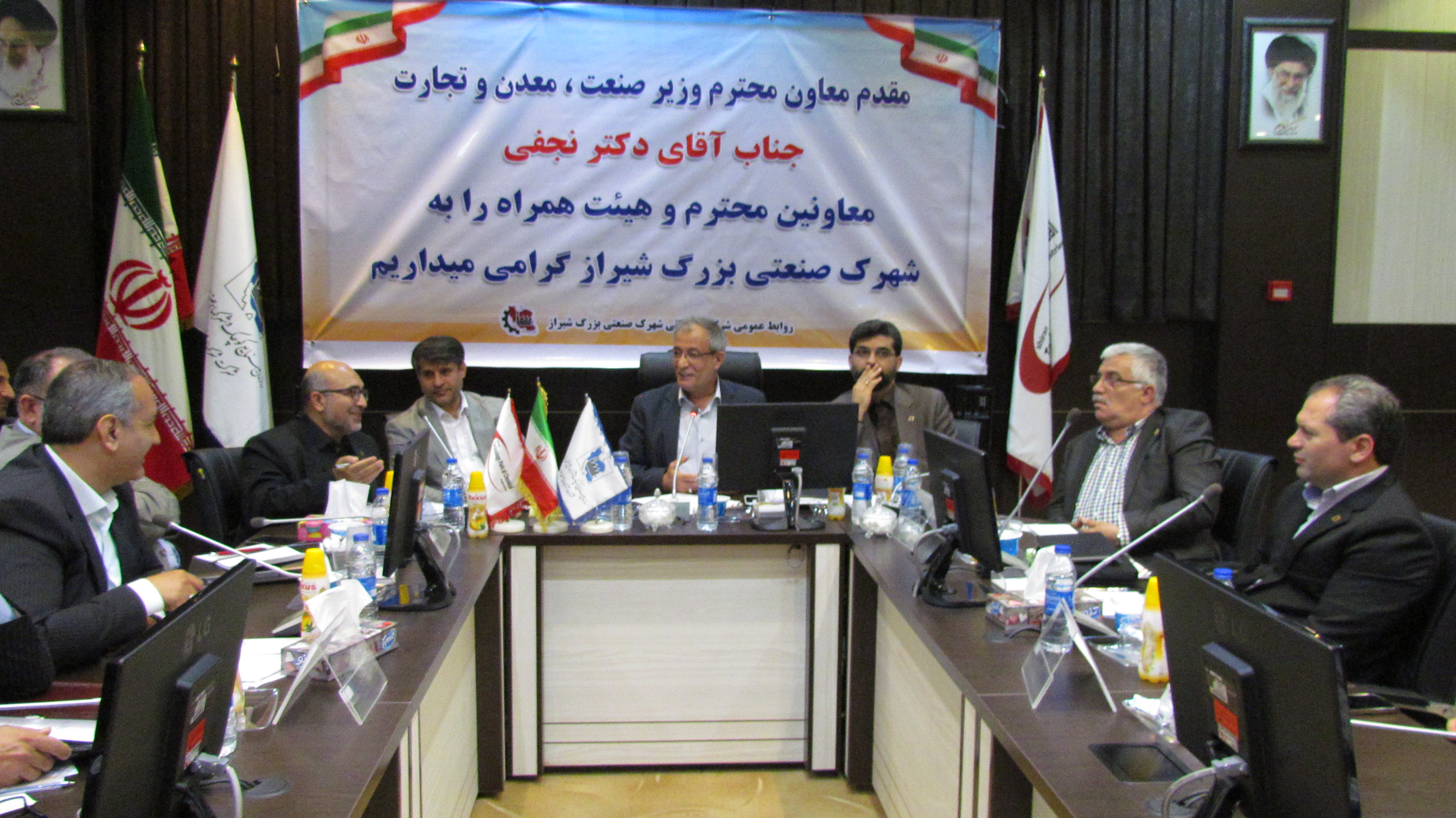 نشست معاون وزیر صنعت ،معدن و تجارت با صنعتگران شهرک صنعتی بزرگ شیراز