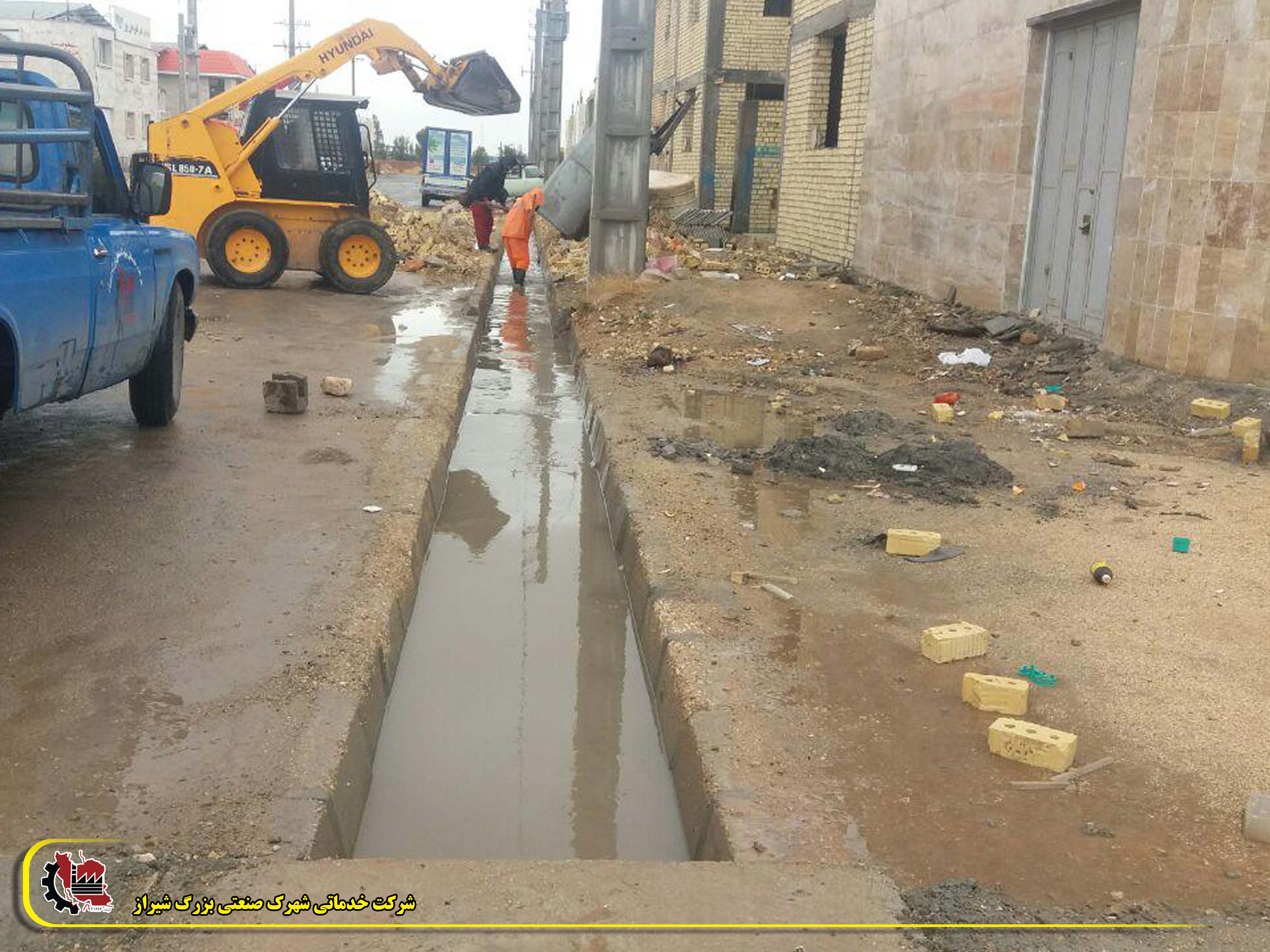 آب گرفتگی و لایروبی کردن جداول در شهرک صنعتی بزرگ شیراز